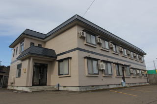 秋田県鹿角市花輪字大川添37-2にある食事付集合住宅 パンションピュアパレスの外観写真